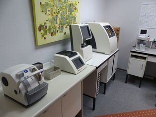 Werkstattausstattung mit Handschleifstein, Weco Trace 3 Formtracer, Weco Cad 4 Zentriereinheit, Weco Edge 550 Schleifautomat, Essilor Scheitelbrechwertmesser